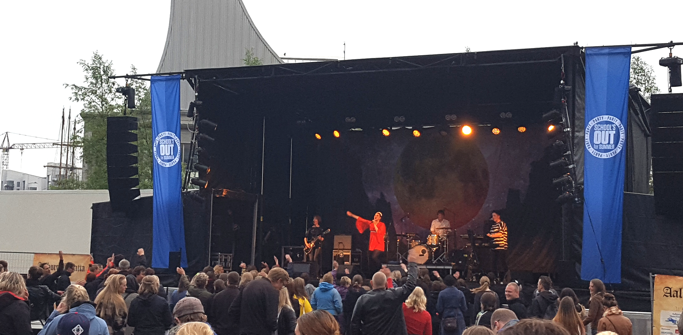 Sangerinden Fallulah gav koncert på havnefronten i Aalborg torsdag d. 16.06.2016 under fanenerne School´s Out som afholdes af Studenterhuset, Aalborg.